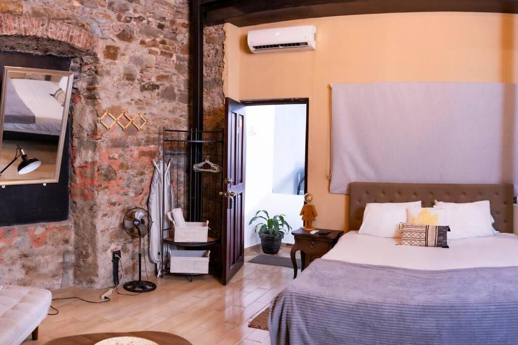 Apartamento Historical Loft In Santa Ana: The Soul Of *